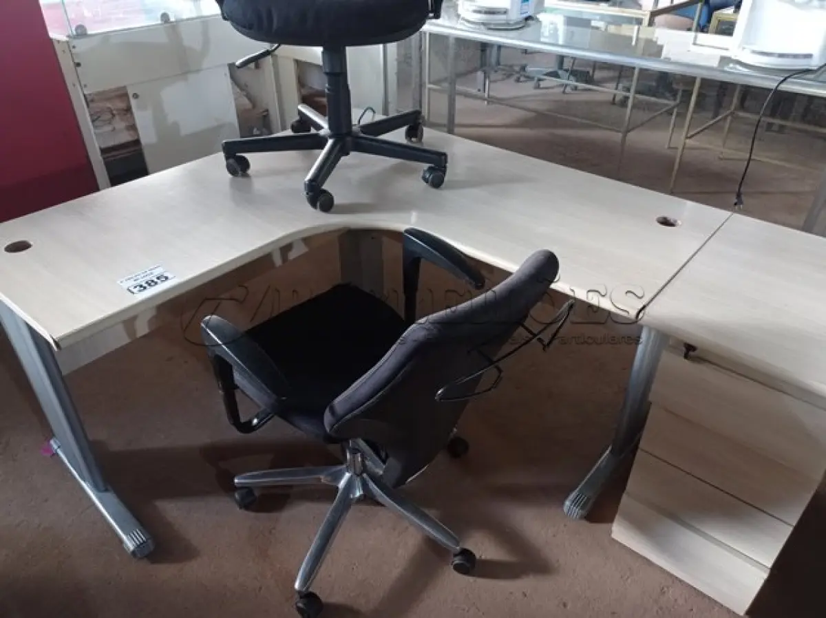 LOTE 385 - 01 MESA DE ESCRITÓRIO DE CANTO E 02 CADEIRAS DE ESCRITÓRIO COM BASES GIRATÓRIAS. (NO ESTADO) ATENÇÃO! FAZER A VISITAÇÃO ANTES DE ARREMATAR, NÃO SABEMOS SE FUNCIONA. LEILÃO NÃO TEM GARANTIA E NEM DEVOLUÇÃO, SUJEITO A POSSÍVEIS AVARIAS VISÍVEIS/OCULTAS E/OU AUSÊNCIA DE COMPONENTES.