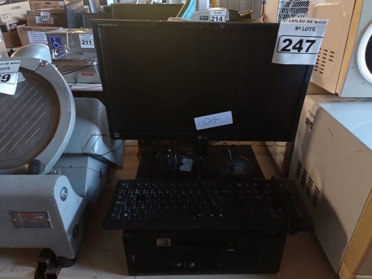 LOTE 247 - 01 CPU, 01 MONITOR, 01 TECLADO E 01 MOUSE. (NO ESTADO) ATENÇÃO! FAZER A VISITAÇÃO ANTES DE ARREMATAR, NÃO SABEMOS SE FUNCIONA. LEILÃO NÃO TEM GARANTIA E NEM DEVOLUÇÃO, SUJEITO A POSSÍVEIS AVARIAS VISÍVEIS/OCULTAS E/OU AUSÊNCIA DE COMPONENTES.