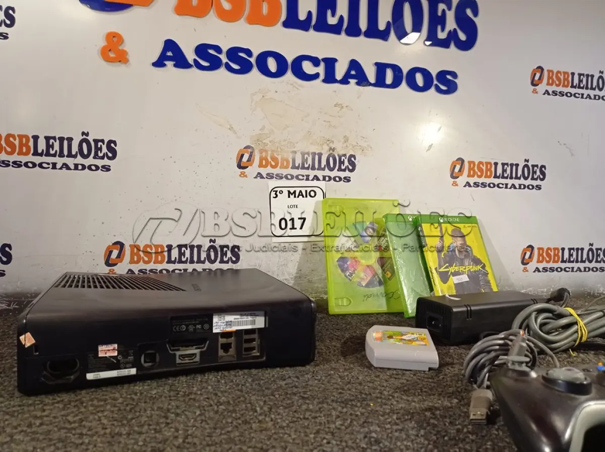 LOTE 017 - 01 EXBOX360 COM FONTE, 02 JOGOS E 01 CONTROLE. (NO ESTADO) ATENÇÃO! FAZER A VISITAÇÃO ANTES DE ARREMATAR, NÃO SABEMOS SE FUNCIONA. LEILÃO NÃO TEM GARANTIA E NEM DEVOLUÇÃO, SUJEITO A POSSÍVEIS AVARIAS VISÍVEIS/OCULTAS E/OU AUSÊNCIA DE COMPONENTES.