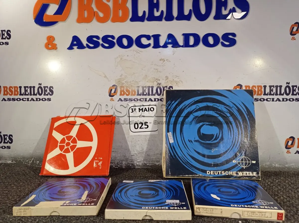 LOTE 025 - 05 CARRETEIS COM FITAS PARA GRAVADOR DE ROLO. (NO ESTADO) ATENÇÃO! FAZER A VISITAÇÃO ANTES DE ARREMATAR, NÃO SABEMOS SE FUNCIONA. LEILÃO NÃO TEM GARANTIA E NEM DEVOLUÇÃO, SUJEITO A POSSÍVEIS AVARIAS VISÍVEIS/OCULTAS E/OU AUSÊNCIA DE COMPONENTES.