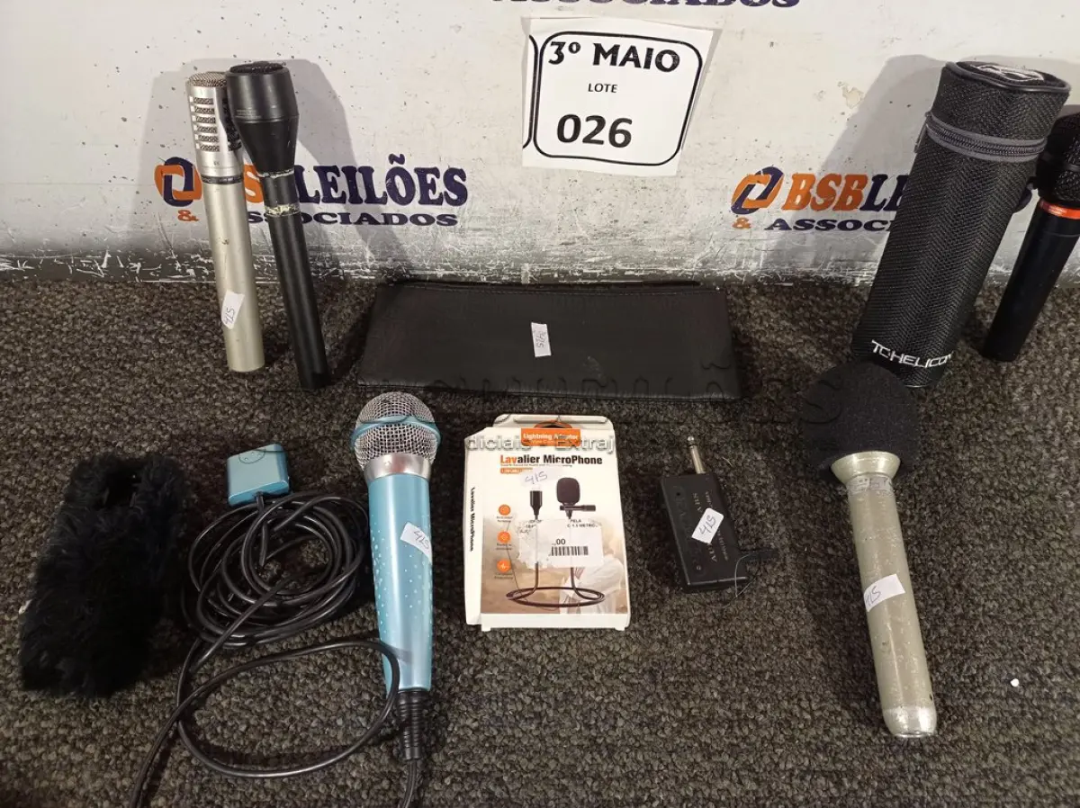 LOTE 026 - 06 MICROFONES SENDO 01 DE LAPELA. (NO ESTADO) ATENÇÃO! FAZER A VISITAÇÃO ANTES DE ARREMATAR, NÃO SABEMOS SE FUNCIONA. LEILÃO NÃO TEM GARANTIA E NEM DEVOLUÇÃO, SUJEITO A POSSÍVEIS AVARIAS VISÍVEIS/OCULTAS E/OU AUSÊNCIA DE COMPONENTES.