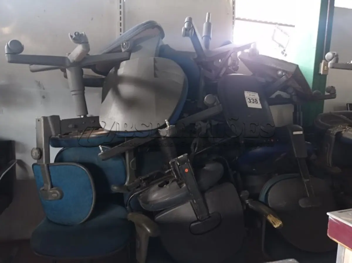 LOTE 338 - 01 LOTE COM VÁRIAS CADEIRAS MARCAS E MODELOS DIVERSOS. (NO ESTADO) ATENÇÃO! FAZER A VISITAÇÃO ANTES DE ARREMATAR, NÃO SABEMOS SE FUNCIONA. LEILÃO NÃO TEM GARANTIA E NEM DEVOLUÇÃO, SUJEITO A POSSÍVEIS AVARIAS VISÍVEIS/OCULTAS E/OU AUSÊNCIA DE COMPONENTES.