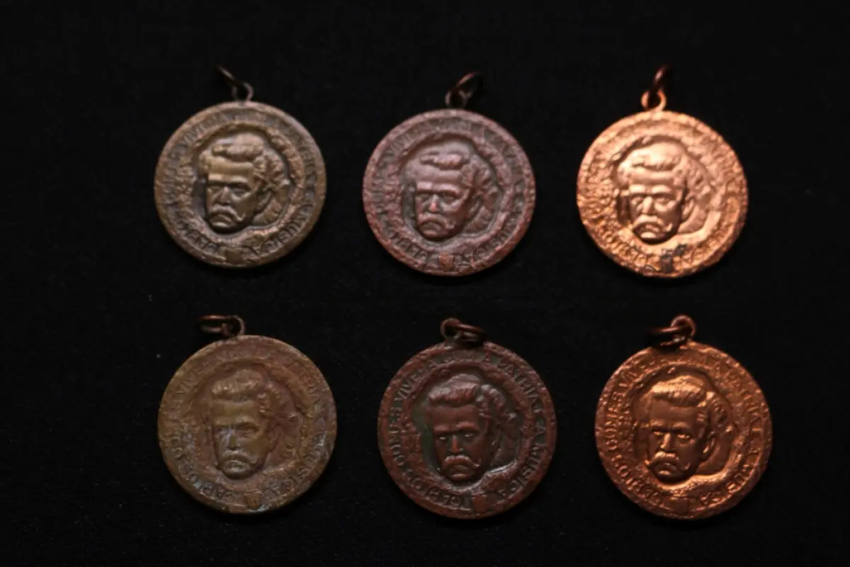 LOTE 029 - LOTE 29 – MEDALHAS MAESTRO CARLOS GOMES 	MEDALHA	OBSERVAÇÕES 1.		Centenário do Maestro Carlos Gomes. 1936 Gravador: José Peón	Bronzeada 2.		Centenário do Maestro Carlos Gomes. 1936 Gravador: José Peón	Bronzeada 3.		Centenário do Maestro Carlos Gomes. 1936 Gravador: José Peón	Acobreada 4.		Centenário do Maestro Carlos Gomes. 1936 Gravador: José Peón	Acobreada 5.		Centenário do Maestro Carlos Gomes. 1936 Gravador: José Peón	Dourada 6.		Centenário do Maestro Carlos Gomes. 1936Gravador: José Peón	Dourada