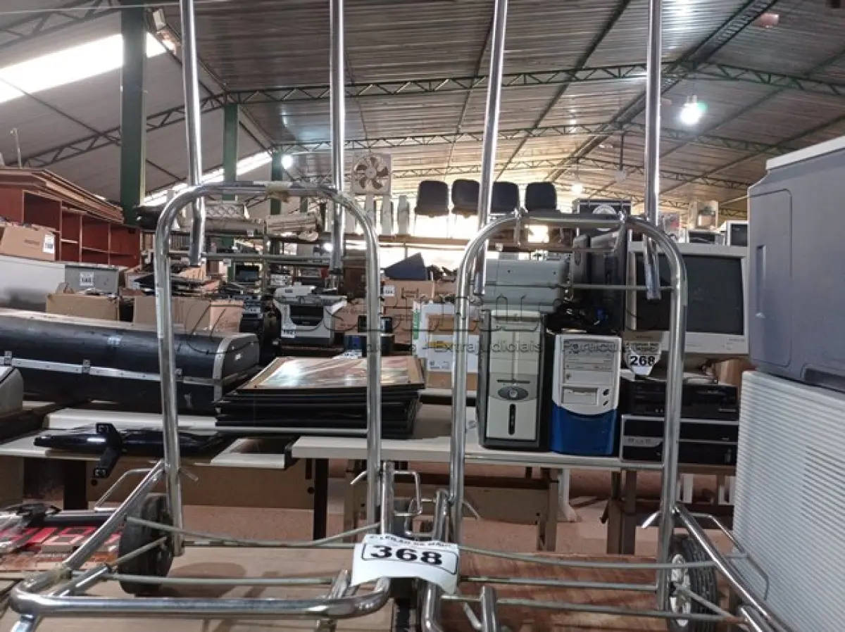 LOTE 368 - 02 CARRINHOS PARA TRANSPORTE DE CARGAS. (NO ESTADO) ATENÇÃO! FAZER A VISITAÇÃO ANTES DE ARREMATAR, NÃO SABEMOS SE FUNCIONA. LEILÃO NÃO TEM GARANTIA E NEM DEVOLUÇÃO, SUJEITO A POSSÍVEIS AVARIAS VISÍVEIS/OCULTAS E/OU AUSÊNCIA DE COMPONENTES.