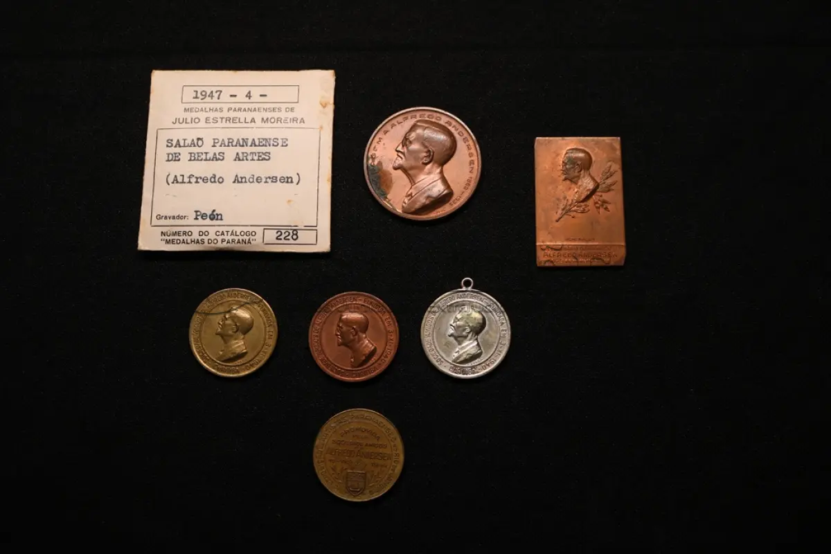 LOTE 018 - LOTE 18 – MEDALHAS – ALFREDO ANDERSEN 	MEDALHA	OBSERVAÇÕES 1.		1ª Exposição de Artistas Paranaenses no Rio de Janeiro. Sociedade de Amigos de Alfredo Andersen.1943. Gravador: José Peon	Bronze 2.		1ª Exposição de Artistas Paranaenses no Rio de Janeiro. Sociedade de Amigos de Alfredo Andersen.1943. Gravador: José Peon	Bronze 3.		1ª Exposição de Artistas Paranaenses no Rio de Janeiro. Sociedade de Amigos de Alfredo Andersen.1943. Gravador: José Peon	Cobre 4.		1ª Exposição de Artistas Paranaenses no Rio de Janeiro. Sociedade de Amigos de Alfredo Andersen.1943. Gravador: José Peon	Prateada 5.		IV Salão Paranaense de Belas Artes. 1947. Homenagem a Alfredo Andersen (1860-1935). Gravador: José Peon	Cobre 6.		1° Salão Internacional de Arte Fotografica. Foto Clube Colméia. 1960. Gravadores: José Peon e José Tortatto.	Retangular