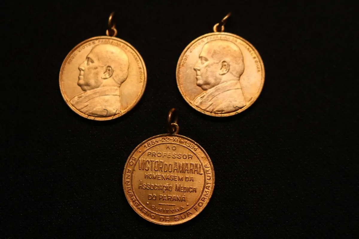 LOTE 026 - LOTE 26 – MEDALHAS SAÚDE 	MEDALHA	OBSERVAÇÕES 1.		Homenagem ao Professor Victor Ferreira do Amaral e Silva. 1934.  Gravador: José Peón	Dourada – envelope da Coleção Júlio Estrella Moreira 2.		Homenagem ao Professor Victor Ferreira do Amaral e Silva. 1934.  Gravador: José Peón	Dourada 3.		Homenagem ao Professor Victor Ferreira do Amaral e Silva. 1934.  Gravador: José Peón	Dourada 4.		Santa Casa de Misericórdia de Curitiba	Alumínio 5.		Santa Casa de Misericórdia de Curitiba	Alumínio 6.		XII Semana Odontológica Brasileira. 1955	Molde 7.		XII Semana Odontológica Brasileira. 1955	Molde 8.		Premio Dr. Nilo Cairo. Faculdade de Medicina do Paraná.1928.  Gravador: José Peón	Prateada