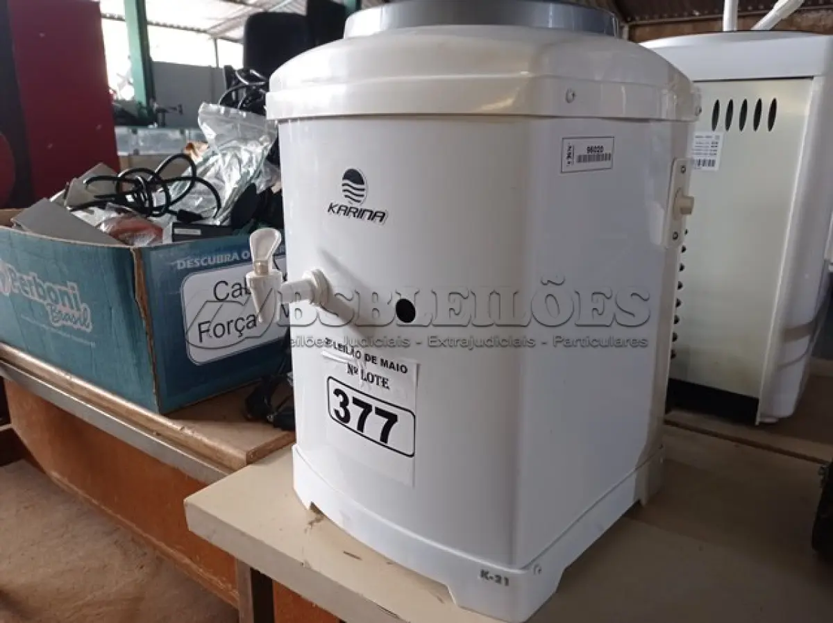 LOTE 377 - 01 BEBEDOURO PARA GARRAFÃO “REFRIGERADO” MARCA KARINA 220V. (NO ESTADO) ATENÇÃO! FAZER A VISITAÇÃO ANTES DE ARREMATAR, NÃO SABEMOS SE FUNCIONA. LEILÃO NÃO TEM GARANTIA E NEM DEVOLUÇÃO, SUJEITO A POSSÍVEIS AVARIAS VISÍVEIS/OCULTAS E/OU AUSÊNCIA DE COMPONENTES.