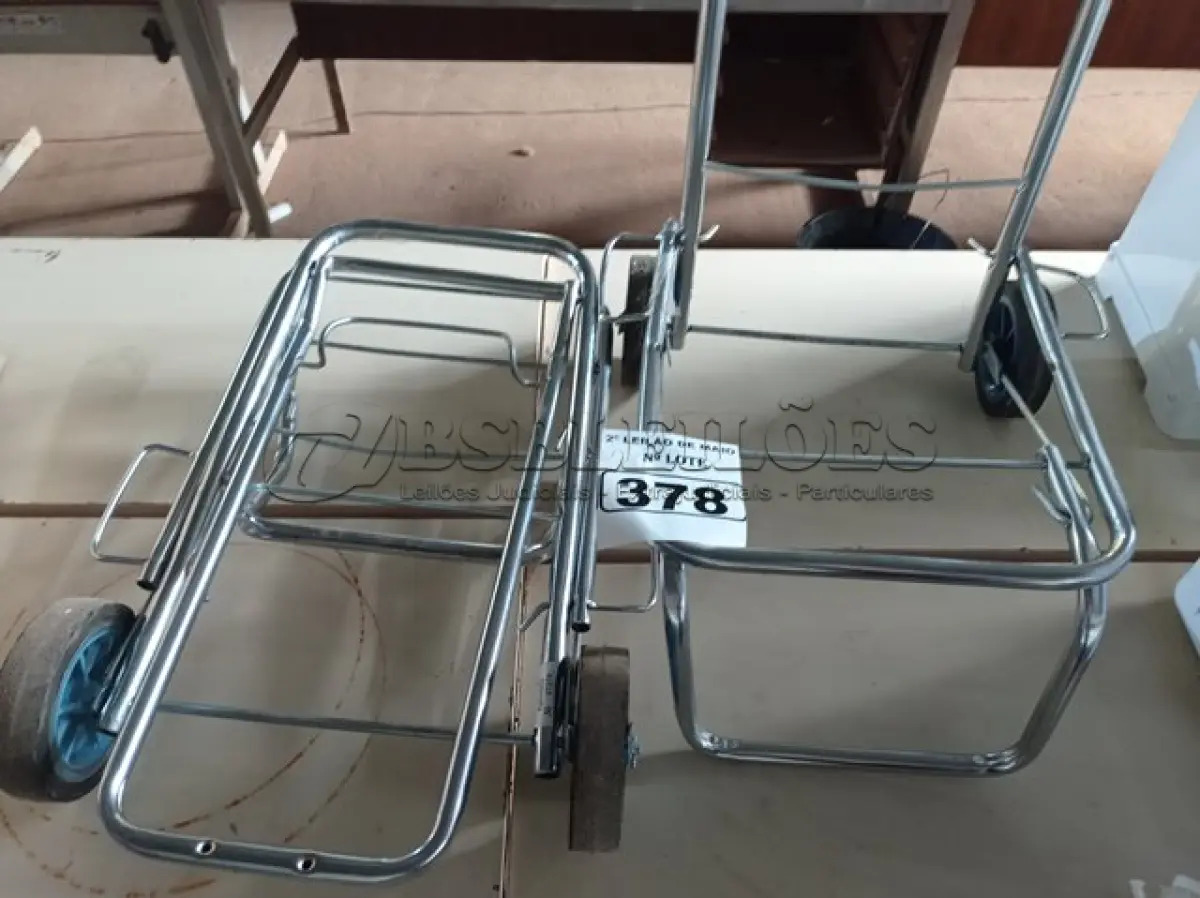 LOTE 378 - 02 CARRINHOS PARA TRANSPORTE DE CARGAS. (NO ESTADO) ATENÇÃO! FAZER A VISITAÇÃO ANTES DE ARREMATAR, NÃO SABEMOS SE FUNCIONA. LEILÃO NÃO TEM GARANTIA E NEM DEVOLUÇÃO, SUJEITO A POSSÍVEIS AVARIAS VISÍVEIS/OCULTAS E/OU AUSÊNCIA DE COMPONENTES.