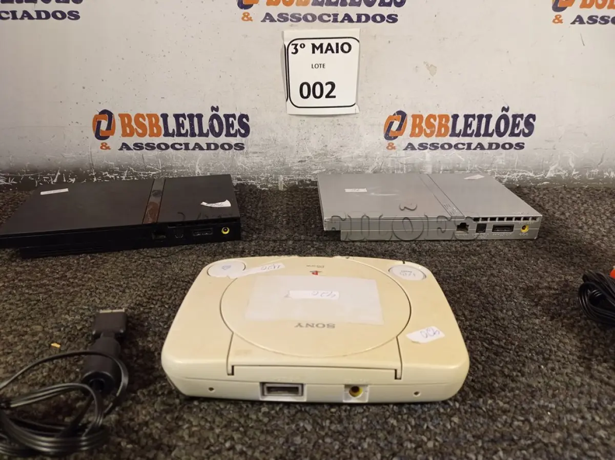 LOTE 002 - 03 VÍDEOS GAMES, SENDO 01 PS1 E 02 PS2. (NO ESTADO) ATENÇÃO! FAZER A VISITAÇÃO ANTES DE ARREMATAR, NÃO SABEMOS SE FUNCIONA. LEILÃO NÃO TEM GARANTIA E NEM DEVOLUÇÃO, SUJEITO A POSSÍVEIS AVARIAS VISÍVEIS/OCULTAS E/OU AUSÊNCIA DE COMPONENTES.