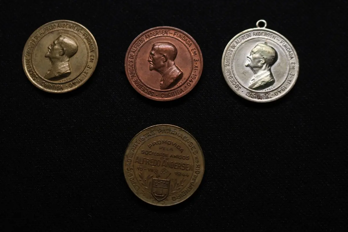 LOTE 018 - LOTE 18 – MEDALHAS – ALFREDO ANDERSEN 	MEDALHA	OBSERVAÇÕES 1.		1ª Exposição de Artistas Paranaenses no Rio de Janeiro. Sociedade de Amigos de Alfredo Andersen.1943. Gravador: José Peon	Bronze 2.		1ª Exposição de Artistas Paranaenses no Rio de Janeiro. Sociedade de Amigos de Alfredo Andersen.1943. Gravador: José Peon	Bronze 3.		1ª Exposição de Artistas Paranaenses no Rio de Janeiro. Sociedade de Amigos de Alfredo Andersen.1943. Gravador: José Peon	Cobre 4.		1ª Exposição de Artistas Paranaenses no Rio de Janeiro. Sociedade de Amigos de Alfredo Andersen.1943. Gravador: José Peon	Prateada 5.		IV Salão Paranaense de Belas Artes. 1947. Homenagem a Alfredo Andersen (1860-1935). Gravador: José Peon	Cobre 6.		1° Salão Internacional de Arte Fotografica. Foto Clube Colméia. 1960. Gravadores: José Peon e José Tortatto.	Retangular