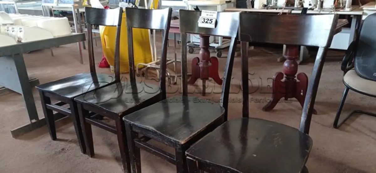 LOTE 325 - 04 CADEIRAS EM MADEIRA. (NO ESTADO) ATENÇÃO! FAZER A VISITAÇÃO ANTES DE ARREMATAR, NÃO SABEMOS SE FUNCIONA. LEILÃO NÃO TEM GARANTIA E NEM DEVOLUÇÃO, SUJEITO A POSSÍVEIS AVARIAS VISÍVEIS/OCULTAS E/OU AUSÊNCIA DE COMPONENTES.
