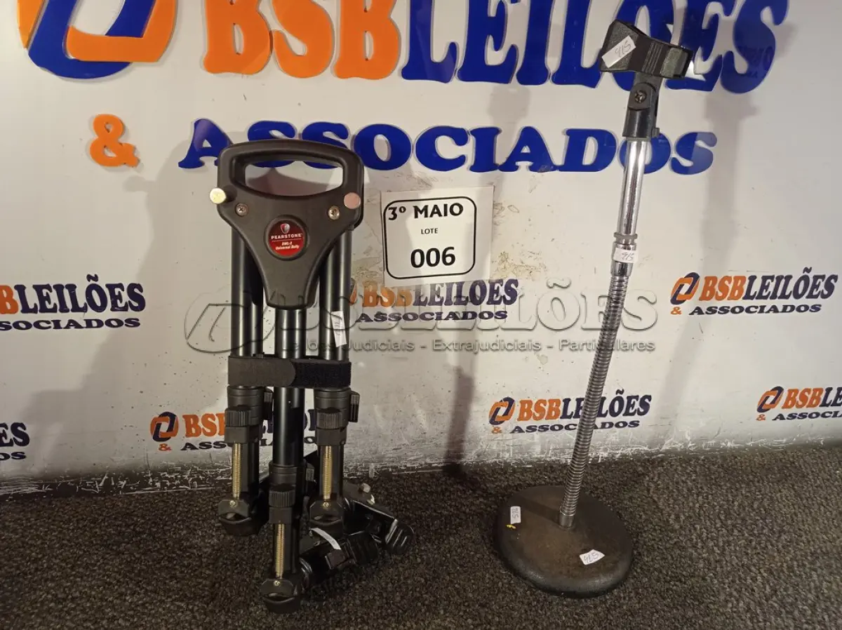 LOTE 006 - 01 PEDESTAL PARTITURA E 01 BASE PARA MICROFONE DE MESA. (NO ESTADO) ATENÇÃO! FAZER A VISITAÇÃO ANTES DE ARREMATAR, NÃO SABEMOS SE FUNCIONA. LEILÃO NÃO TEM GARANTIA E NEM DEVOLUÇÃO, SUJEITO A POSSÍVEIS AVARIAS VISÍVEIS/OCULTAS E/OU AUSÊNCIA DE COMPONENTES.