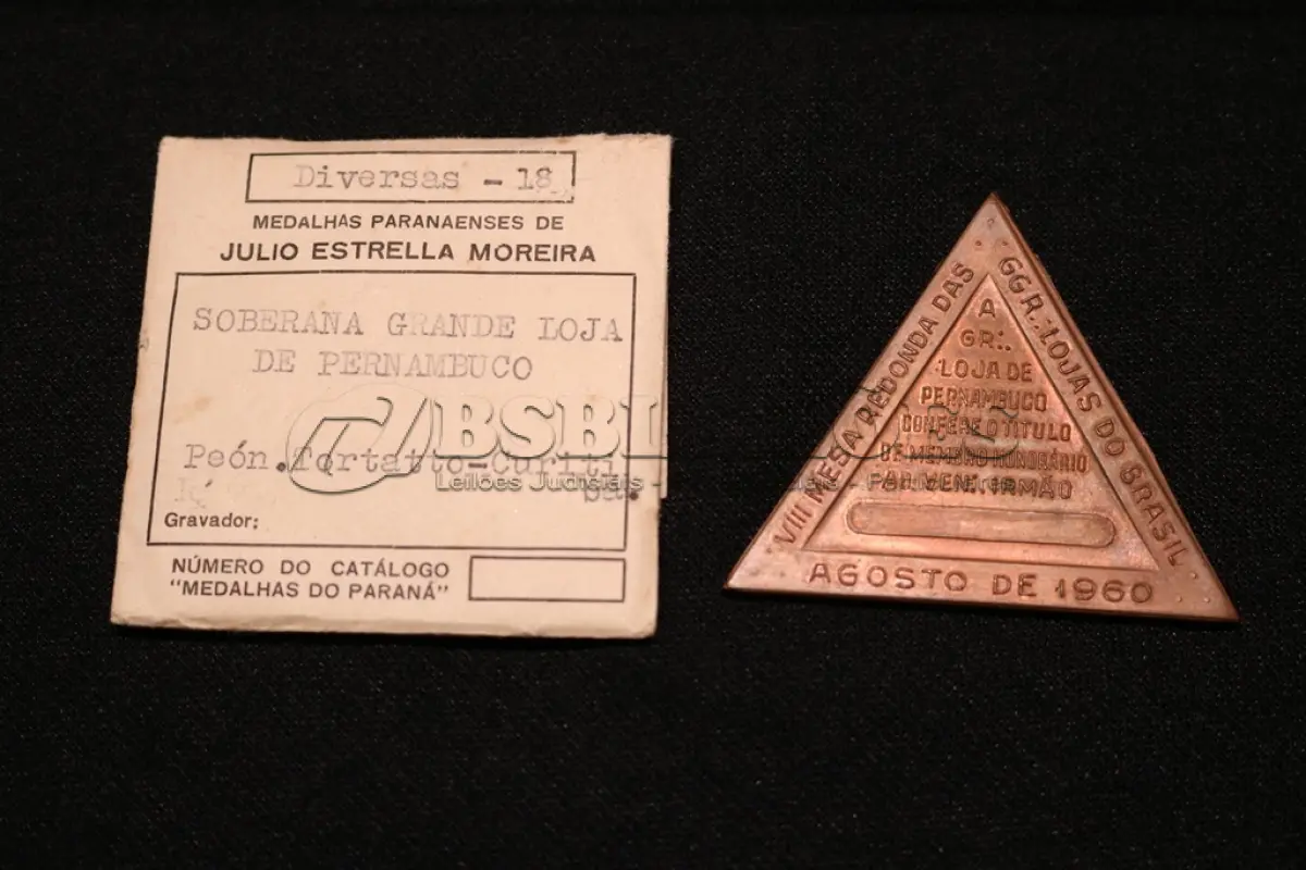 LOTE 001 - LOTE 1 – MEDALHAS DA MAÇONARIA 	MEDALHA	OBSERVAÇÕES 1.		Soberana Grande Loja de Pernambuco. 1960. Gravadores: José Peon e José Tortatto.	Envelope da Coleção Júlio Estrella Moreira 2.		Fraternidade Paranaense Curytiba. 1929.	Prova de Cunho – reverso liso 3.		Fraternidade Paranaense Curityba	Prova de Cunho – reverso liso 4.		Concordia IV – Curitiba – 1929. Gravador: José Peon	Prova de Cunho – reverso liso 5.		Bem. Segr: e Amor da Ord. 1860 – 23 Dez - 1960	Reverso Liso