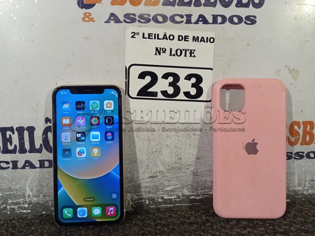 LOTE 233 - 01 IPHONE 11 128GB. (NO ESTADO) ATENÇÃO! FAZER A VISITAÇÃO ANTES DE ARREMATAR, NÃO SABEMOS SE FUNCIONA. LEILÃO NÃO TEM GARANTIA E NEM DEVOLUÇÃO, SUJEITO A POSSÍVEIS AVARIAS VISÍVEIS/OCULTAS E/OU AUSÊNCIA DE COMPONENTES.