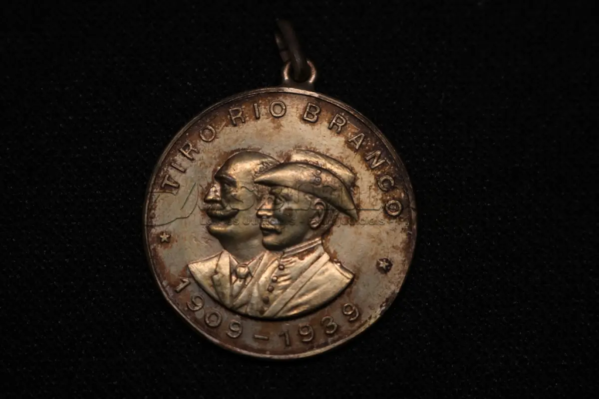 LOTE 015 - LOTE 15 – MEDALHAS CIVICAS MILITARES 	MEDALHA	OBSERVAÇÕES 1.		União Cívica Paranaense – 1916.Gravadores: Jose Peon e Fernandez	Acobreada 2.		União Cívica Paranaense – 1916.Gravadores: Jose Peon e Fernandez	Dourada – prova de cunho 3.		Revolução de 05 de outubro de 1930. Gravador: José Peon.	Prateada - envelope da Coleção Júlio Estrella Moreira 4.		Corrida do Facho Militar – 5 ª Região Militar. 1948.Gravador: José Peon	Acobreada 5.		Corrida do Facho Militar – 5 ª Região Militar. 1948.Gravador: José Peon	Acobreada 6.		Libertadores da Nação. Revolução de 1930. Gravador: Eduardo Mueller	Reveso Liso 7.		Cinquentenário da República – Tiro de Guerra Rio Branco. 1939. Gravador: Frederico Tod.	Prateada 8.		Corrida do Facho Militar – 5 ª Região Militar. 1943.Gravador: José Peon	Acobreada 9.		Corrida do Facho Militar – 5 ª Região Militar. 1960.	Acobreada 10.		1° Centenário da Policia Militar do Paraná. 1954.Gravadores Peon e Tortatto	Oxidada