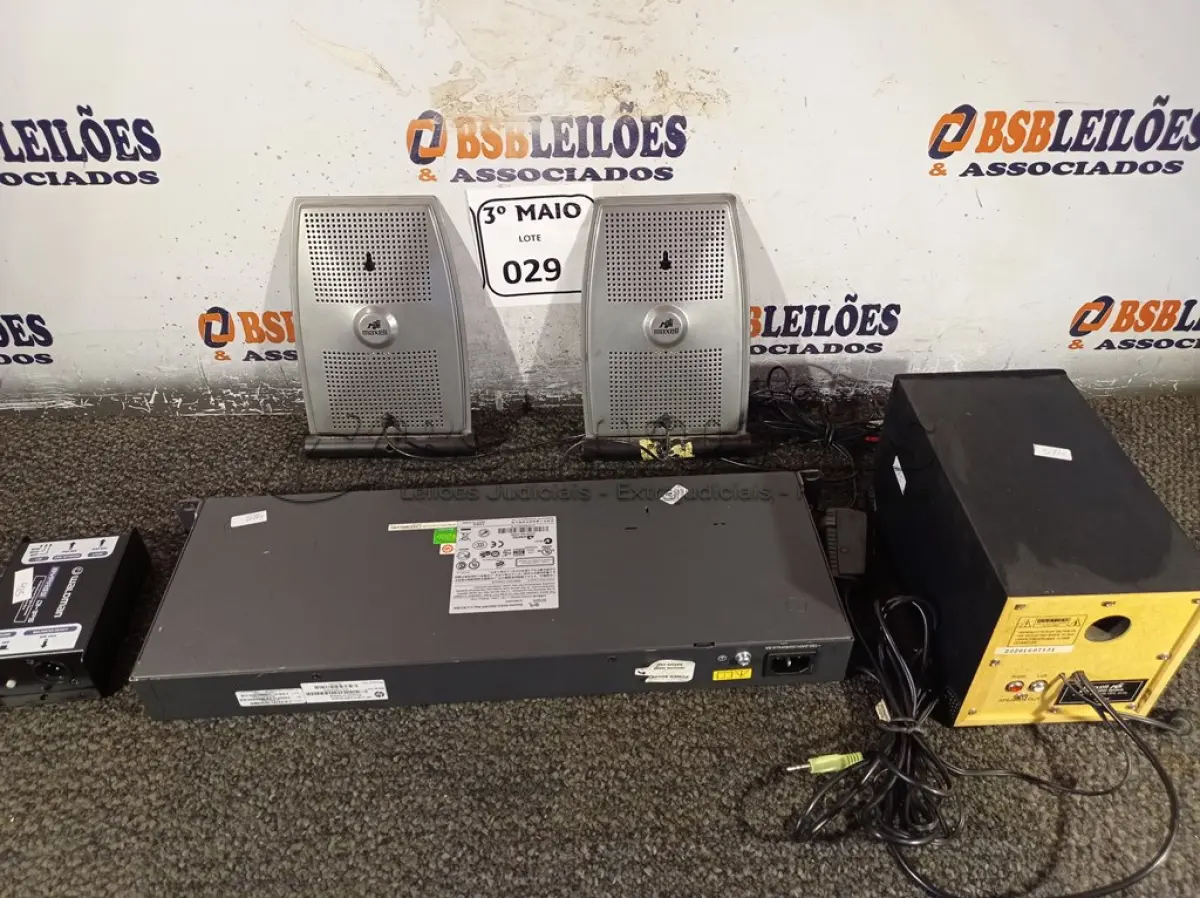 LOTE 029 - 01 SWITCH 2928-SFP PLUS COM 27 PORTAS, 01 CAIXINHA DE SOM MAXELL. (NO ESTADO) ATENÇÃO! FAZER A VISITAÇÃO ANTES DE ARREMATAR, NÃO SABEMOS SE FUNCIONA. LEILÃO NÃO TEM GARANTIA E NEM DEVOLUÇÃO, SUJEITO A POSSÍVEIS AVARIAS VISÍVEIS/OCULTAS E/OU AUSÊNCIA DE COMPONENTES.