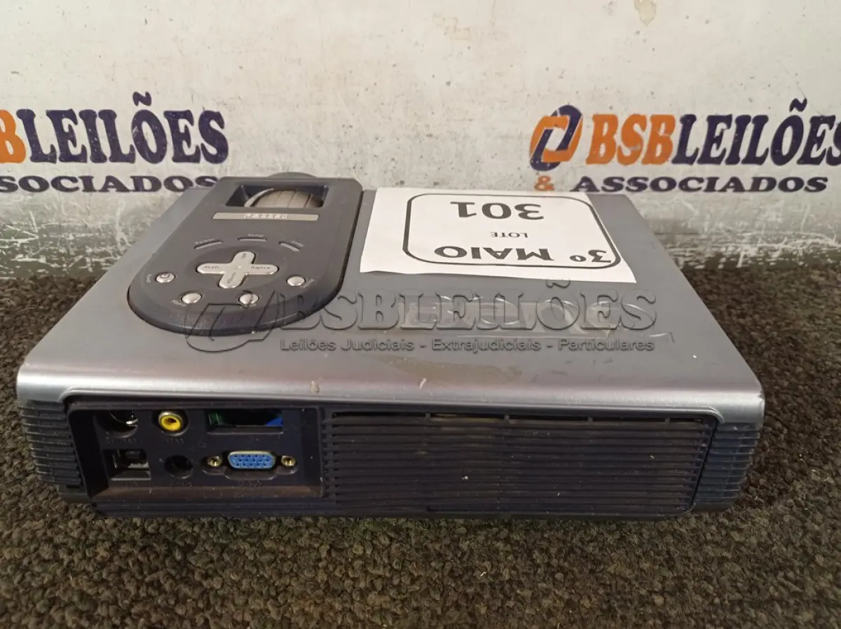 LOTE 301 - 01 PROJETOR MARCA BENQ. (NO ESTADO) ATENÇÃO! FAZER A VISITAÇÃO ANTES DE ARREMATAR, NÃO SABEMOS SE FUNCIONA. LEILÃO NÃO TEM GARANTIA E NEM DEVOLUÇÃO, SUJEITO A POSSÍVEIS AVARIAS VISÍVEIS/OCULTAS E/OU AUSÊNCIA DE COMPONENTES.