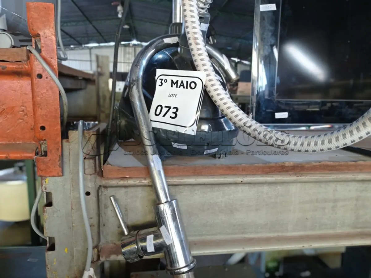 LOTE 073 - 01 FERRO DE PASSAR A VAPOR MARCA BRITÂNIA E 01 TORNEIRA. (NO ESTADO) ATENÇÃO! FAZER A VISITAÇÃO ANTES DE ARREMATAR, NÃO SABEMOS SE FUNCIONA. LEILÃO NÃO TEM GARANTIA E NEM DEVOLUÇÃO, SUJEITO A POSSÍVEIS AVARIAS VISÍVEIS/OCULTAS E/OU AUSÊNCIA DE COMPONENTES.