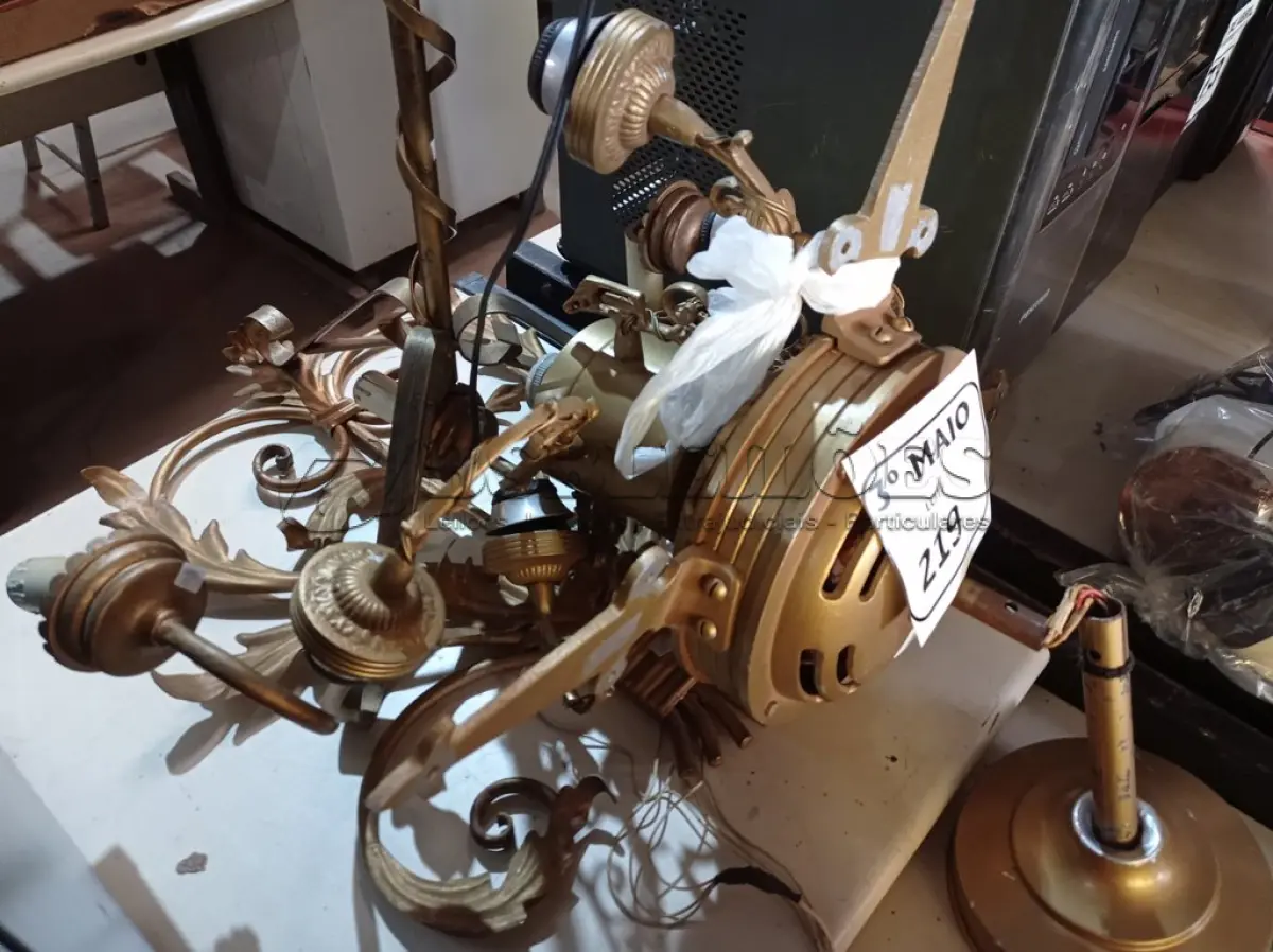 LOTE 219 - 02 ABAJURES, SENDO 01 DE TETO E 01 LUMINÁRIA DE PAREDE. (NO ESTADO) ATENÇÃO! FAZER A VISITAÇÃO ANTES DE ARREMATAR, NÃO SABEMOS SE FUNCIONA. LEILÃO NÃO TEM GARANTIA E NEM DEVOLUÇÃO, SUJEITO A POSSÍVEIS AVARIAS VISÍVEIS/OCULTAS E/OU AUSÊNCIA DE COMPONENTES.