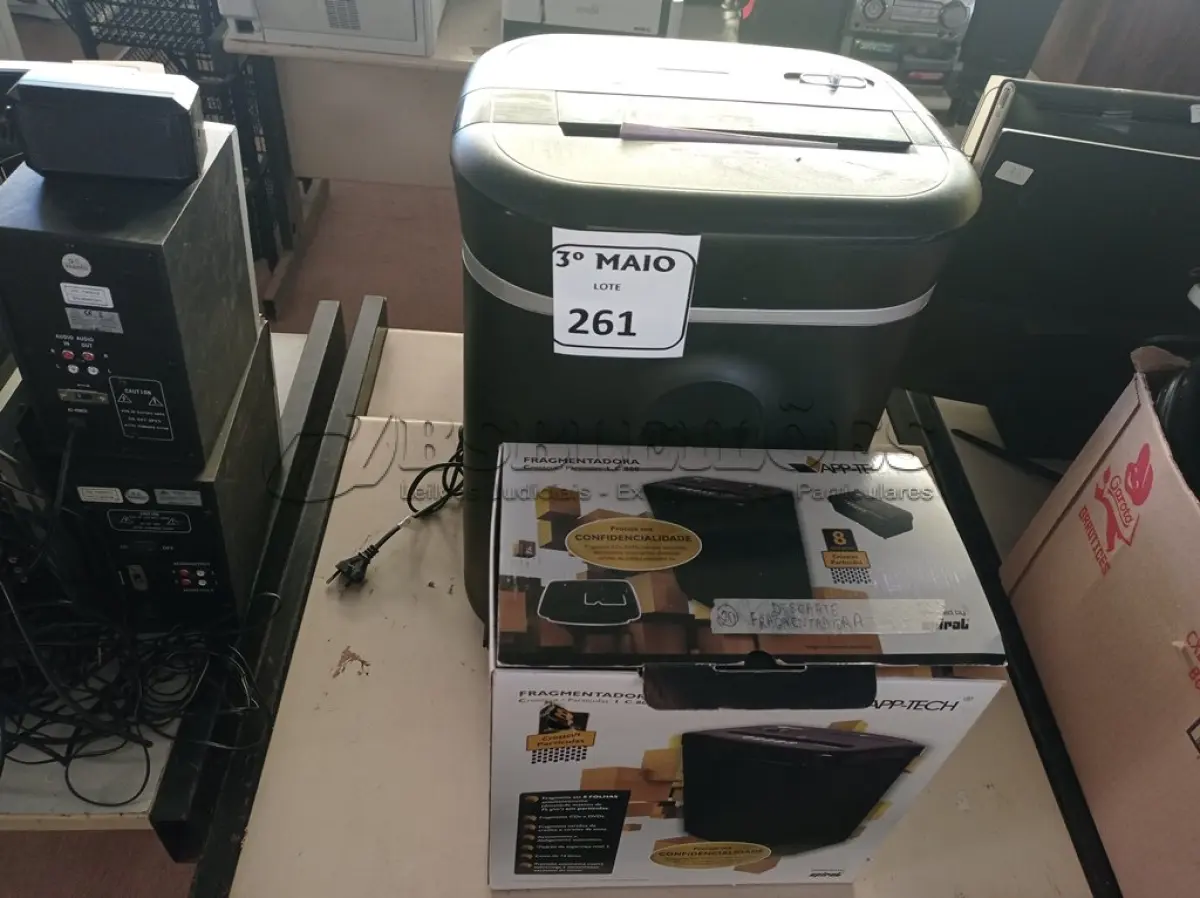 LOTE 261 - 02 FRAGMENTADORAS DE PAPEL. (NO ESTADO) ATENÇÃO! FAZER A VISITAÇÃO ANTES DE ARREMATAR, NÃO SABEMOS SE FUNCIONA. LEILÃO NÃO TEM GARANTIA E NEM DEVOLUÇÃO, SUJEITO A POSSÍVEIS AVARIAS VISÍVEIS/OCULTAS E/OU AUSÊNCIA DE COMPONENTES.