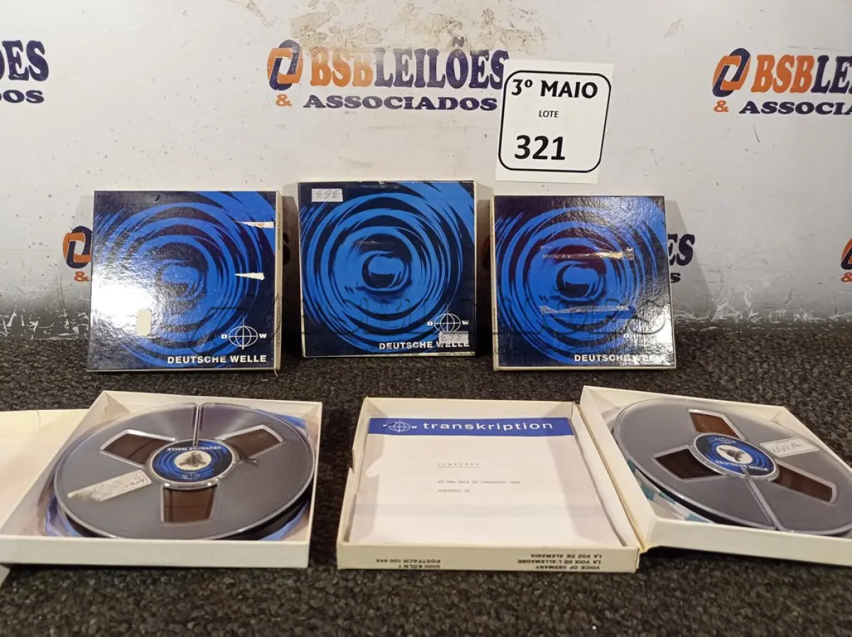 LOTE 321 - 05 CARRÉTEIS COM FITAS PARA GRAVADOR DE ROLO. (NO ESTADO) ATENÇÃO! FAZER A VISITAÇÃO ANTES DE ARREMATAR, NÃO SABEMOS SE FUNCIONA. LEILÃO NÃO TEM GARANTIA E NEM DEVOLUÇÃO, SUJEITO A POSSÍVEIS AVARIAS VISÍVEIS/OCULTAS E/OU AUSÊNCIA DE COMPONENTES.