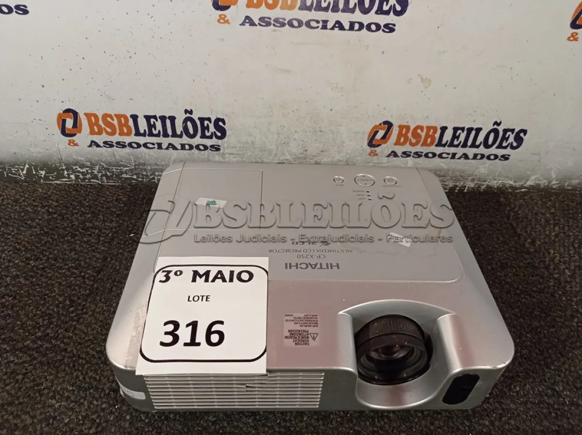 LOTE 316 - 01 PROJETOR MULTIMIDIA MODELO:CP-X250 MARCA HITACHI. (NO ESTADO) ATENÇÃO! FAZER A VISITAÇÃO ANTES DE ARREMATAR, NÃO SABEMOS SE FUNCIONA. LEILÃO NÃO TEM GARANTIA E NEM DEVOLUÇÃO, SUJEITO A POSSÍVEIS AVARIAS VISÍVEIS/OCULTAS E/OU AUSÊNCIA DE COMPONENTES.