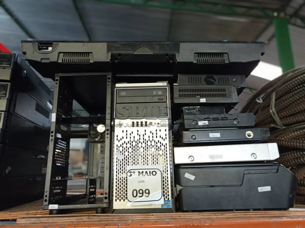 LOTE 099 - 01 SERVIDOR MARCA HP, 01 TV 32’’ E ELETRÔNICOS DIVERSOS.  (NO ESTADO) ATENÇÃO! FAZER A VISITAÇÃO ANTES DE ARREMATAR, NÃO SABEMOS SE FUNCIONA. LEILÃO NÃO TEM GARANTIA E NEM DEVOLUÇÃO, SUJEITO A POSSÍVEIS AVARIAS VISÍVEIS/OCULTAS E/OU AUSÊNCIA DE COMPONENTES.