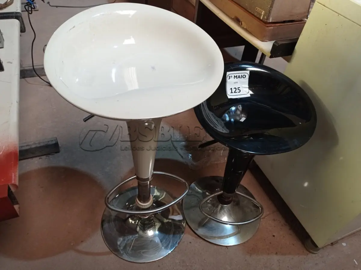 LOTE 125 - 02 BANQUETAS. (NO ESTADO) ATENÇÃO! FAZER A VISITAÇÃO ANTES DE ARREMATAR, NÃO SABEMOS SE FUNCIONA. LEILÃO NÃO TEM GARANTIA E NEM DEVOLUÇÃO, SUJEITO A POSSÍVEIS AVARIAS VISÍVEIS/OCULTAS E/OU AUSÊNCIA DE COMPONENTES.