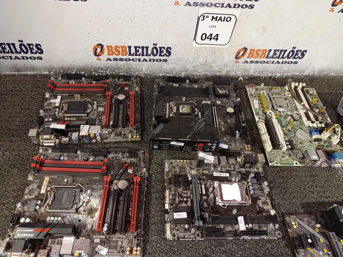 LOTE 044 - 06 PLACAS MÃE, SENDO 04 GAMER, 01 FONTE DE ALIMENTAÇÃO PARA PC E 01 TECLADO. (NO ESTADO) ATENÇÃO! FAZER A VISITAÇÃO ANTES DE ARREMATAR, NÃO SABEMOS SE FUNCIONA. LEILÃO NÃO TEM GARANTIA E NEM DEVOLUÇÃO, SUJEITO A POSSÍVEIS AVARIAS VISÍVEIS/OCULTAS E/OU AUSÊNCIA DE COMPONENTES.