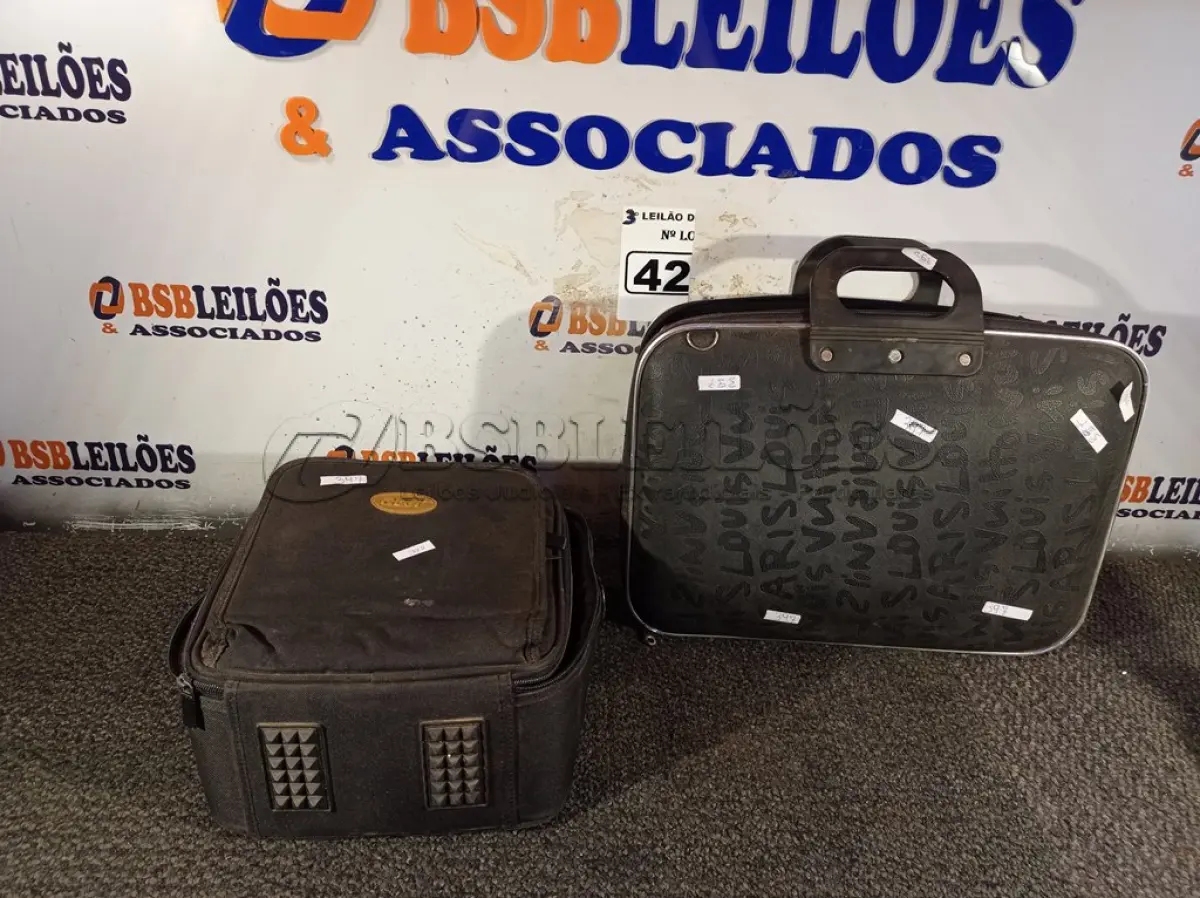 LOTE 042 - 01 NOTEBOOK COM MALETA MARCA HP, 01 COOLER E 01 PROJETOR MULTIMIDIA COM MALETA MARCA ACER. (NO ESTADO) ATENÇÃO! FAZER A VISITAÇÃO ANTES DE ARREMATAR, NÃO SABEMOS SE FUNCIONA. LEILÃO NÃO TEM GARANTIA E NEM DEVOLUÇÃO, SUJEITO A POSSÍVEIS AVARIAS VISÍVEIS/OCULTAS E/OU AUSÊNCIA DE COMPONENTES.