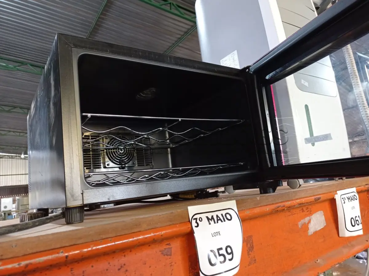 LOTE 059 - 01 ADEGA TERMOELÉTRICA MODELO F-080 MARCA FORD 220V. (NO ESTADO) ATENÇÃO! FAZER A VISITAÇÃO ANTES DE ARREMATAR, NÃO SABEMOS SE FUNCIONA. LEILÃO NÃO TEM GARANTIA E NEM DEVOLUÇÃO, SUJEITO A POSSÍVEIS AVARIAS VISÍVEIS/OCULTAS E/OU AUSÊNCIA DE COMPONENTES.