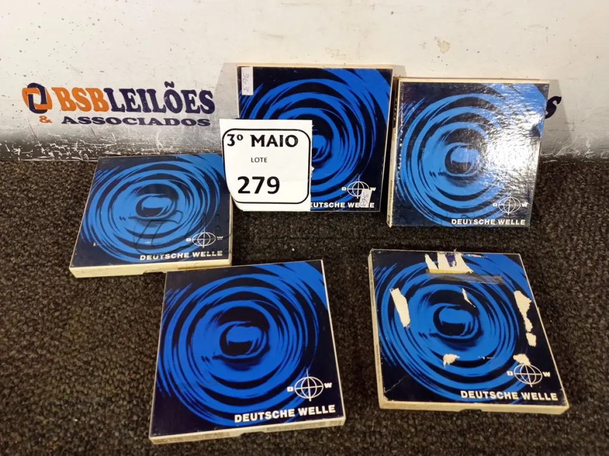 LOTE 279 - 05 CARRETEIS COM FITAS PARA GRAVADOR DE ROLO. (NO ESTADO) ATENÇÃO! FAZER A VISITAÇÃO ANTES DE ARREMATAR, NÃO SABEMOS SE FUNCIONA. LEILÃO NÃO TEM GARANTIA E NEM DEVOLUÇÃO, SUJEITO A POSSÍVEIS AVARIAS VISÍVEIS/OCULTAS E/OU AUSÊNCIA DE COMPONENTES.