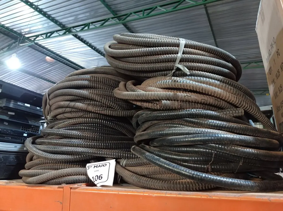 LOTE 106 - 01 LOTE COM MANGUEIRAS CORRUGADA COM ALMA DE AÇO FLEXÍVEL. (NO ESTADO) ATENÇÃO! FAZER A VISITAÇÃO ANTES DE ARREMATAR, NÃO SABEMOS SE FUNCIONA. LEILÃO NÃO TEM GARANTIA E NEM DEVOLUÇÃO, SUJEITO A POSSÍVEIS AVARIAS VISÍVEIS/OCULTAS E/OU AUSÊNCIA DE COMPONENTES.