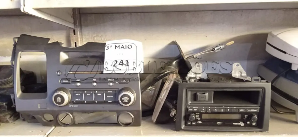 LOTE 241 - 01 LOTE COM DIVERSOS ACESSÓRIOS PARA VEÍCULOS E 02 APARELHOS DE SOM AUTOMOTIVO HONDA. (NO ESTADO) ATENÇÃO! FAZER A VISITAÇÃO ANTES DE ARREMATAR, NÃO SABEMOS SE FUNCIONA. LEILÃO NÃO TEM GARANTIA E NEM DEVOLUÇÃO, SUJEITO A POSSÍVEIS AVARIAS VISÍVEIS/OCULTAS E/OU AUSÊNCIA DE COMPONENTES.
