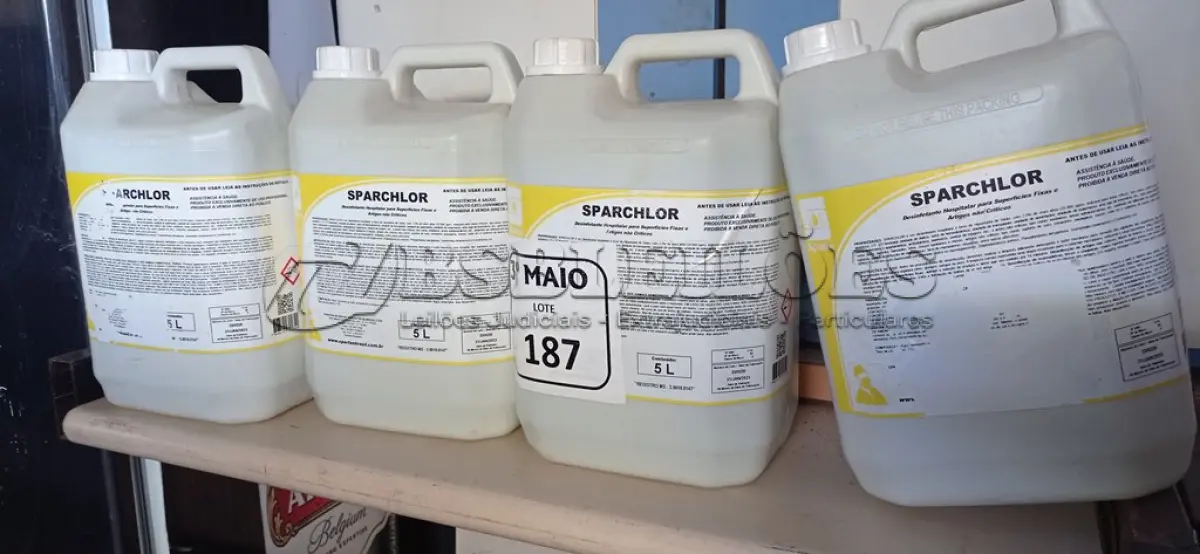 LOTE 187 - 04 GALÕES COM 05 L CADA DE DESINFETANTE PARA SUPERFÍCIES FIXAS E ARTIGOS NÃO CÍTRICOS. (NO ESTADO) ATENÇÃO! FAZER A VISITAÇÃO ANTES DE ARREMATAR, NÃO SABEMOS SE FUNCIONA. LEILÃO NÃO TEM GARANTIA E NEM DEVOLUÇÃO, SUJEITO A POSSÍVEIS AVARIAS VISÍVEIS/OCULTAS E/OU AUSÊNCIA DE COMPONENTES.