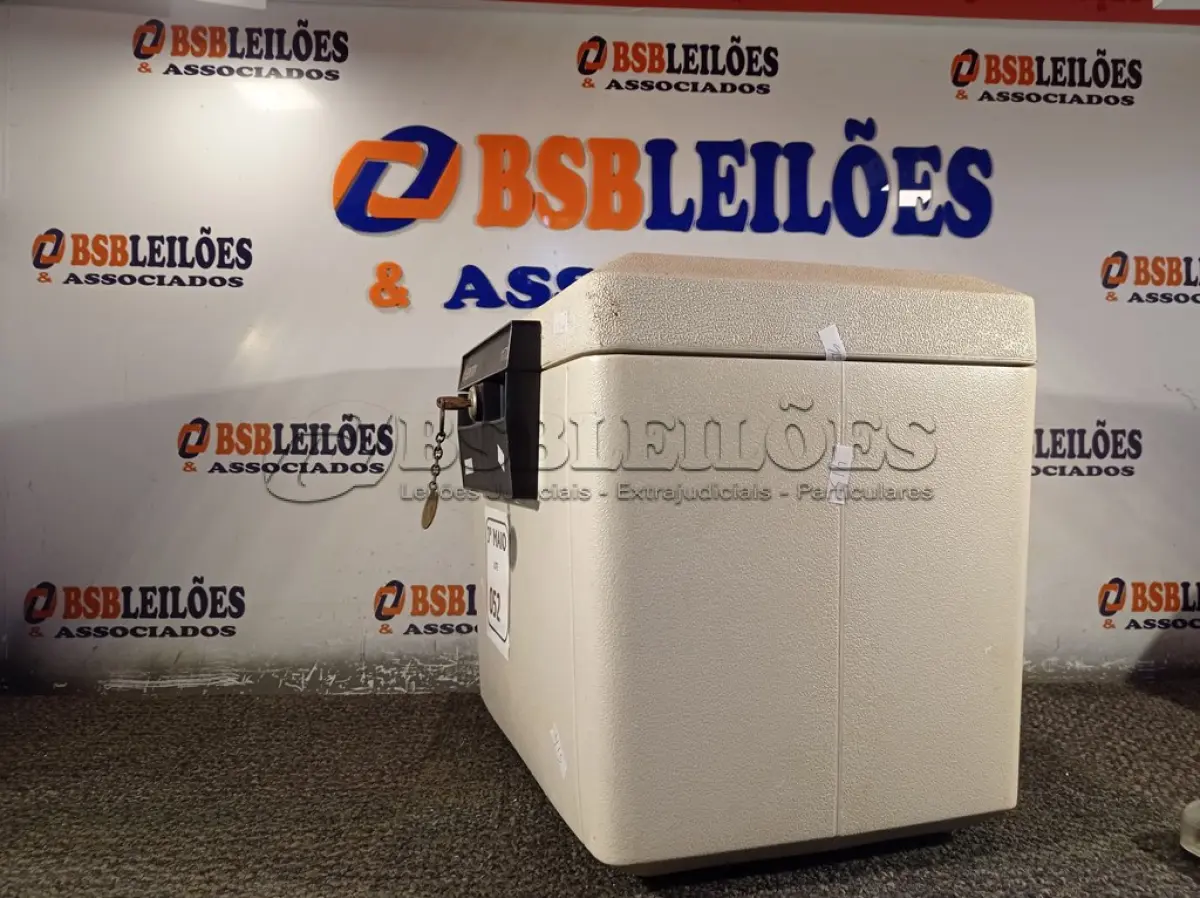 LOTE 052 - 01 COFRE A PROVA DE FOGO MODELO 1170 MARCA SENTRY. (NO ESTADO) ATENÇÃO! FAZER A VISITAÇÃO ANTES DE ARREMATAR, NÃO SABEMOS SE FUNCIONA. LEILÃO NÃO TEM GARANTIA E NEM DEVOLUÇÃO, SUJEITO A POSSÍVEIS AVARIAS VISÍVEIS/OCULTAS E/OU AUSÊNCIA DE COMPONENTES.