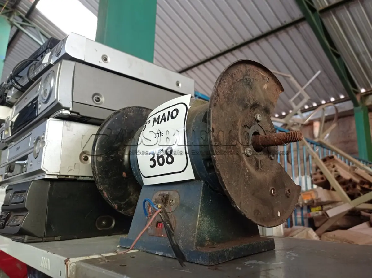 LOTE 368 - 01 ESMERIL DE MESA COM AVARIAS. (NO ESTADO) ATENÇÃO! FAZER A VISITAÇÃO ANTES DE ARREMATAR, NÃO SABEMOS SE FUNCIONA. LEILÃO NÃO TEM GARANTIA E NEM DEVOLUÇÃO, SUJEITO A POSSÍVEIS AVARIAS VISÍVEIS/OCULTAS E/OU AUSÊNCIA DE COMPONENTES.