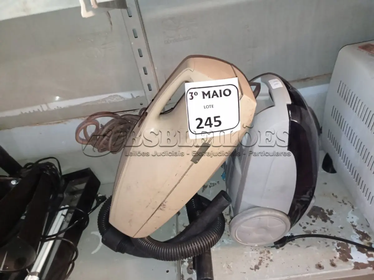LOTE 245 - 02 ASPIRADORES DE PÓ. (NO ESTADO) ATENÇÃO! FAZER A VISITAÇÃO ANTES DE ARREMATAR, NÃO SABEMOS SE FUNCIONA. LEILÃO NÃO TEM GARANTIA E NEM DEVOLUÇÃO, SUJEITO A POSSÍVEIS AVARIAS VISÍVEIS/OCULTAS E/OU AUSÊNCIA DE COMPONENTES.