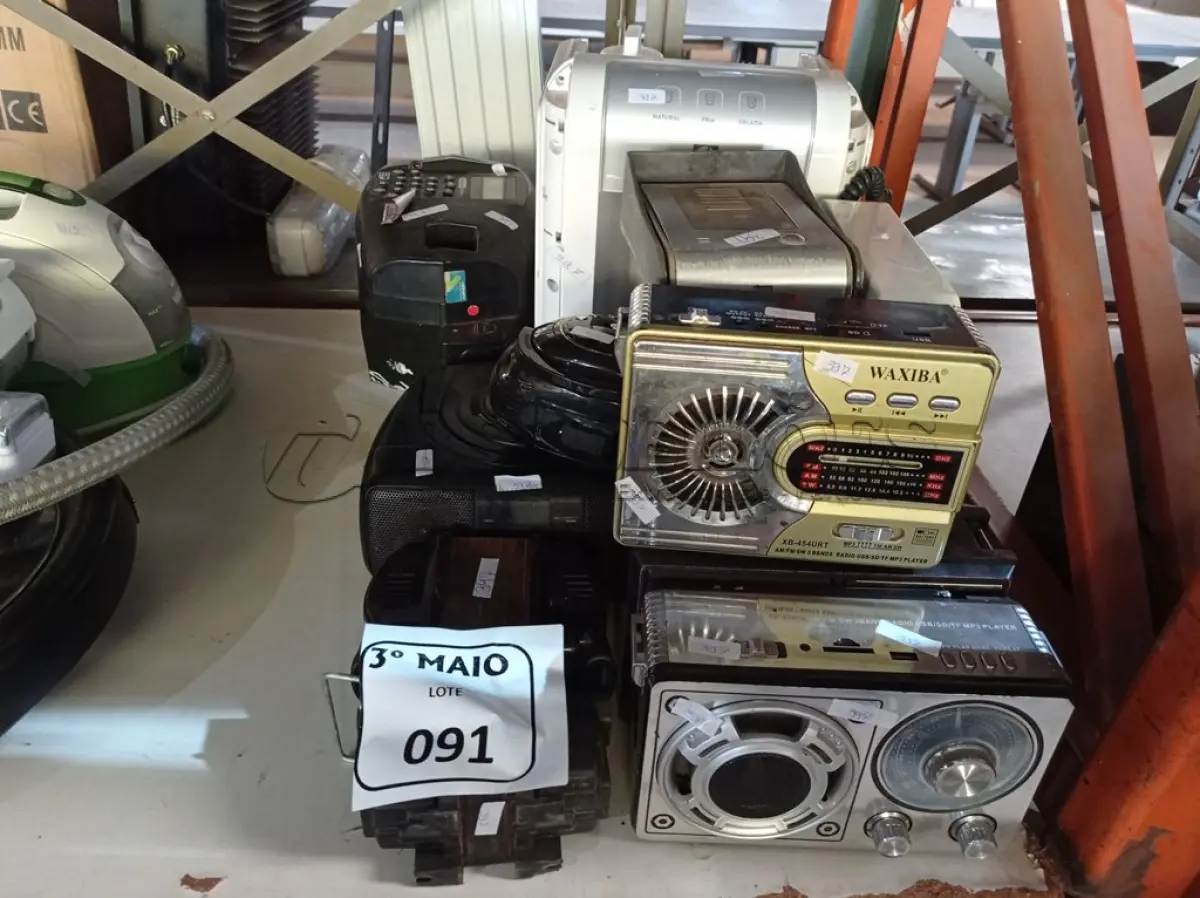 LOTE 091 - 01 LOTE COM ELETRÔNICOS DIVERSOS. (NO ESTADO) ATENÇÃO! FAZER A VISITAÇÃO ANTES DE ARREMATAR, NÃO SABEMOS SE FUNCIONA. LEILÃO NÃO TEM GARANTIA E NEM DEVOLUÇÃO, SUJEITO A POSSÍVEIS AVARIAS VISÍVEIS/OCULTAS E/OU AUSÊNCIA DE COMPONENTES.