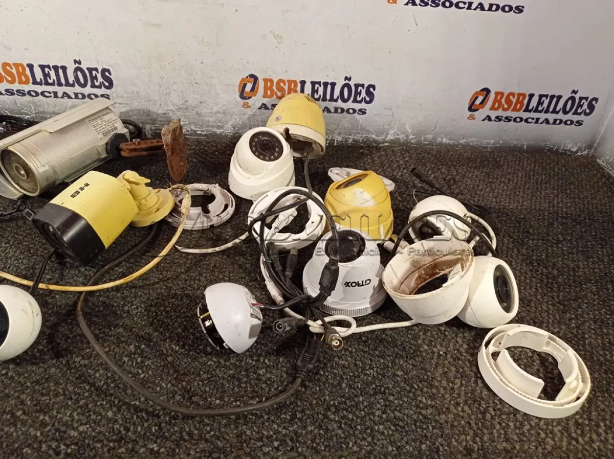 LOTE 222 - 01 LOTE COM DIVERSAS CÂMERAS DE SEGURANÇA. (NO ESTADO) ATENÇÃO! FAZER A VISITAÇÃO ANTES DE ARREMATAR, NÃO SABEMOS SE FUNCIONA. LEILÃO NÃO TEM GARANTIA E NEM DEVOLUÇÃO, SUJEITO A POSSÍVEIS AVARIAS VISÍVEIS/OCULTAS E/OU AUSÊNCIA DE COMPONENTES.