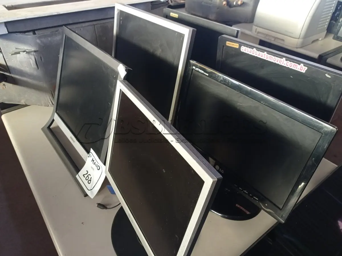 LOTE 268 - 06 MONITORES LCD MARCAS E MODELOS DIVERSOS COM AVARIAS. (NO ESTADO) ATENÇÃO! FAZER A VISITAÇÃO ANTES DE ARREMATAR, NÃO SABEMOS SE FUNCIONA. LEILÃO NÃO TEM GARANTIA E NEM DEVOLUÇÃO, SUJEITO A POSSÍVEIS AVARIAS VISÍVEIS/OCULTAS E/OU AUSÊNCIA DE COMPONENTES.