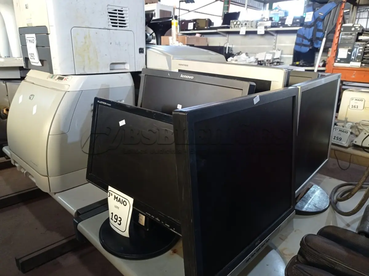 LOTE 193 - 06 MONITORES LCD MARCAS E MODELOS DIVERSOS. (NO ESTADO) ATENÇÃO! FAZER A VISITAÇÃO ANTES DE ARREMATAR, NÃO SABEMOS SE FUNCIONA. LEILÃO NÃO TEM GARANTIA E NEM DEVOLUÇÃO, SUJEITO A POSSÍVEIS AVARIAS VISÍVEIS/OCULTAS E/OU AUSÊNCIA DE COMPONENTES.