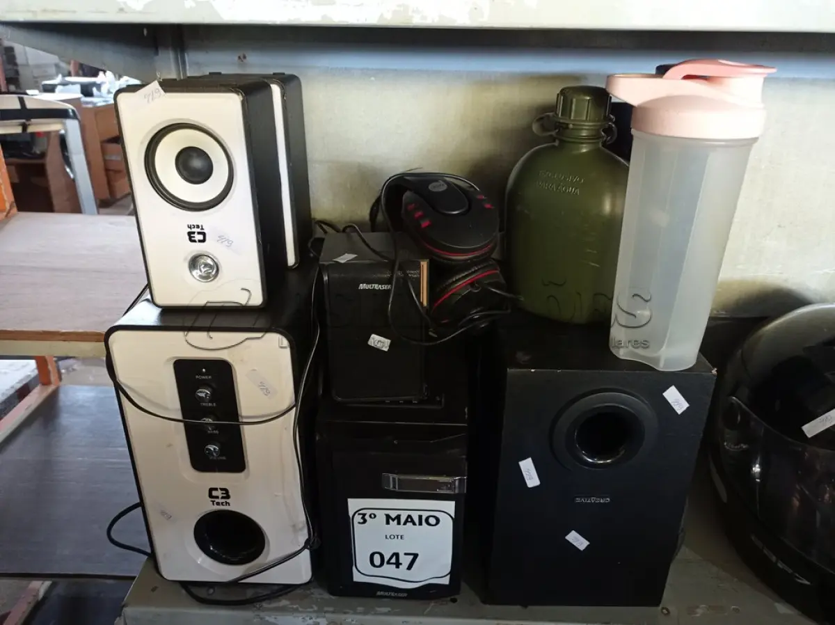 LOTE 047 - 01 LOTE COM VÁRIAS CAIXAS DE SOM MARCAS E MODELOS DIVERSOS, 01 FONE DE OUVIDO E 03 GARRAFINHAS. (NO ESTADO) ATENÇÃO! FAZER A VISITAÇÃO ANTES DE ARREMATAR, NÃO SABEMOS SE FUNCIONA. LEILÃO NÃO TEM GARANTIA E NEM DEVOLUÇÃO, SUJEITO A POSSÍVEIS AVARIAS VISÍVEIS/OCULTAS E/OU AUSÊNCIA DE COMPONENTES.