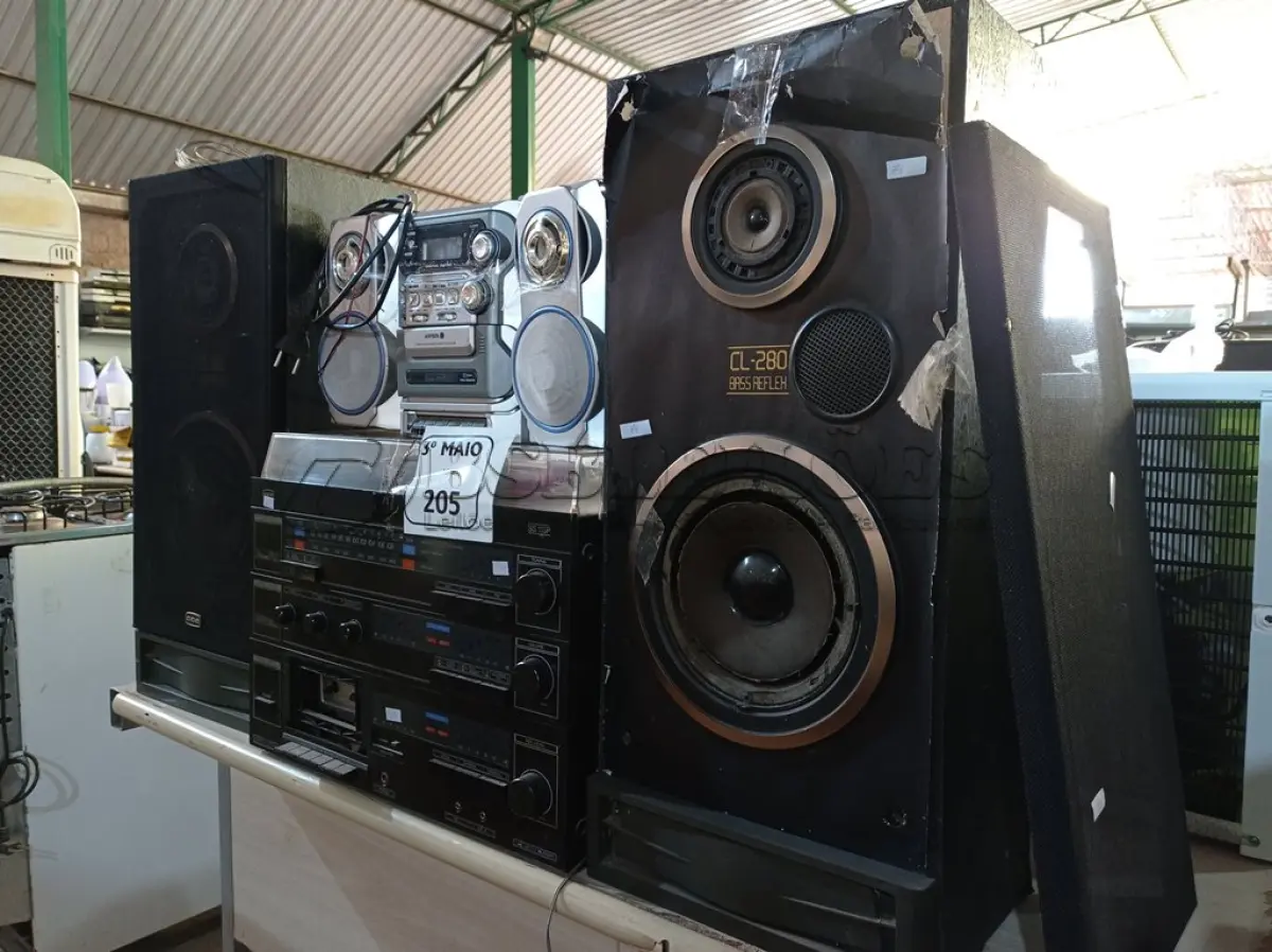 LOTE 205 - 02 APARELHOS DE SOM, SENDO 01 3X1 COM 02 CAIXAS DE SOM. (NO ESTADO) ATENÇÃO! FAZER A VISITAÇÃO ANTES DE ARREMATAR, NÃO SABEMOS SE FUNCIONA. LEILÃO NÃO TEM GARANTIA E NEM DEVOLUÇÃO, SUJEITO A POSSÍVEIS AVARIAS VISÍVEIS/OCULTAS E/OU AUSÊNCIA DE COMPONENTES.