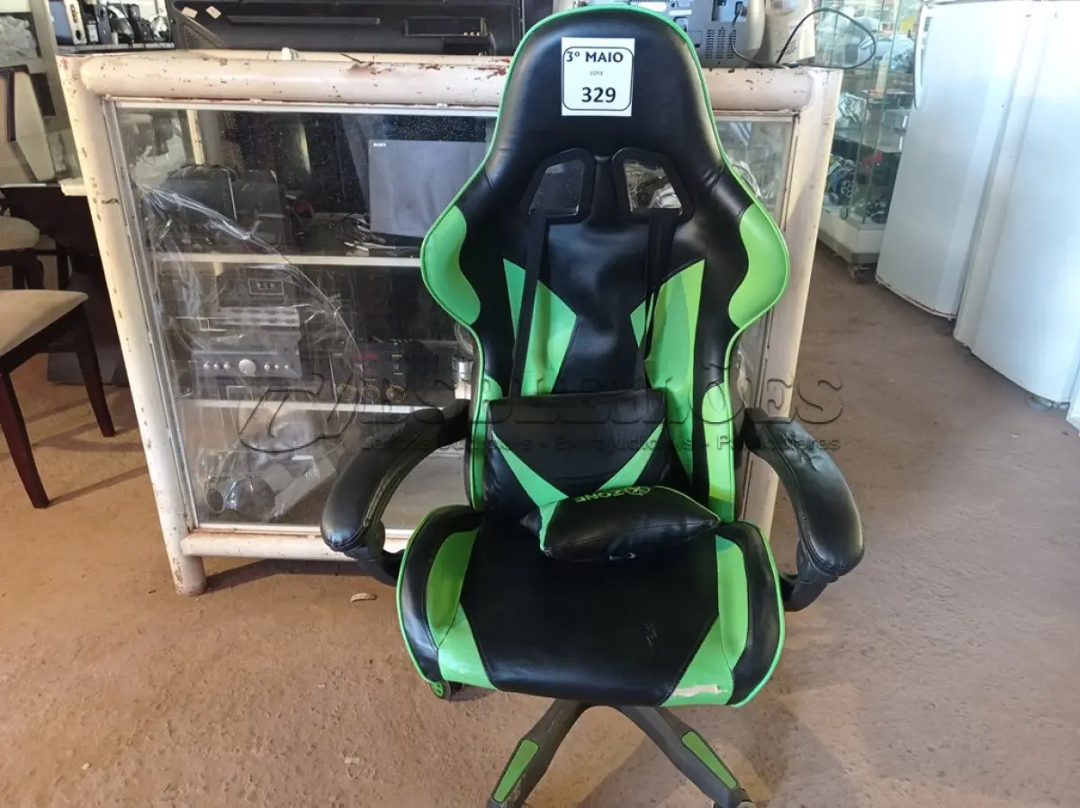 LOTE 329 - 01 CADEIRA GAMER. (NO ESTADO) ATENÇÃO! FAZER A VISITAÇÃO ANTES DE ARREMATAR, NÃO SABEMOS SE FUNCIONA. LEILÃO NÃO TEM GARANTIA E NEM DEVOLUÇÃO, SUJEITO A POSSÍVEIS AVARIAS VISÍVEIS/OCULTAS E/OU AUSÊNCIA DE COMPONENTES.