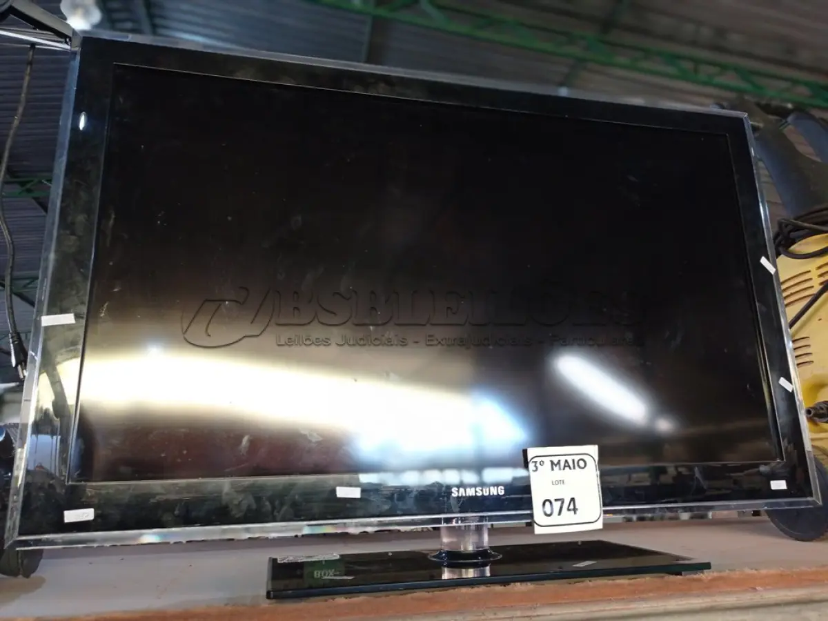 LOTE 074 - 01 TV 40’’POL MARCA SAMSUNG PARA RETIRADA DE PEÇAS. (NO ESTADO) ATENÇÃO! FAZER A VISITAÇÃO ANTES DE ARREMATAR, NÃO SABEMOS SE FUNCIONA. LEILÃO NÃO TEM GARANTIA E NEM DEVOLUÇÃO, SUJEITO A POSSÍVEIS AVARIAS VISÍVEIS/OCULTAS E/OU AUSÊNCIA DE COMPONENTES.