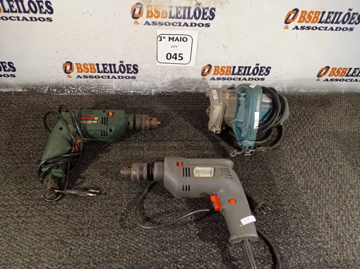 LOTE 045 - 02 FURADEIRAS/PARAFUSADEIRAS E 01 MAKITA. (NO ESTADO) ATENÇÃO! FAZER A VISITAÇÃO ANTES DE ARREMATAR, NÃO SABEMOS SE FUNCIONA. LEILÃO NÃO TEM GARANTIA E NEM DEVOLUÇÃO, SUJEITO A POSSÍVEIS AVARIAS VISÍVEIS/OCULTAS E/OU AUSÊNCIA DE COMPONENTES.