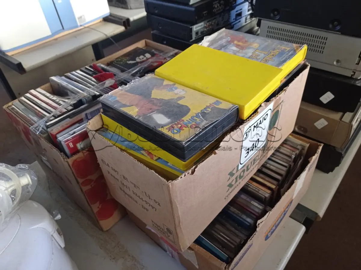 LOTE 340 - 01 LOTE COM CD’S, FITAS CASSETES E DVD’S. (NO ESTADO) ATENÇÃO! FAZER A VISITAÇÃO ANTES DE ARREMATAR, NÃO SABEMOS SE FUNCIONA. LEILÃO NÃO TEM GARANTIA E NEM DEVOLUÇÃO, SUJEITO A POSSÍVEIS AVARIAS VISÍVEIS/OCULTAS E/OU AUSÊNCIA DE COMPONENTES.