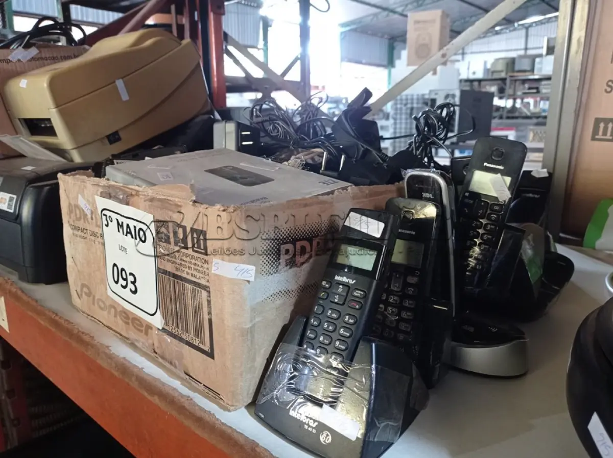 LOTE 093 - 01 LOTE COM CD’S E APARELHOS TELEFONES SEM FIO. (NO ESTADO) ATENÇÃO! FAZER A VISITAÇÃO ANTES DE ARREMATAR, NÃO SABEMOS SE FUNCIONA. LEILÃO NÃO TEM GARANTIA E NEM DEVOLUÇÃO, SUJEITO A POSSÍVEIS AVARIAS VISÍVEIS/OCULTAS E/OU AUSÊNCIA DE COMPONENTES.