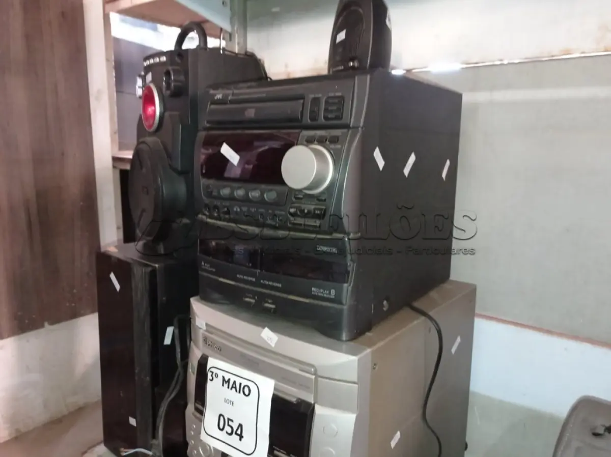 LOTE 054 - 02 APARELHOS DE SOM E VÁRIAS CAIXINHAS MARCAS E MODELOS DIVERSOS. (NO ESTADO) ATENÇÃO! FAZER A VISITAÇÃO ANTES DE ARREMATAR, NÃO SABEMOS SE FUNCIONA. LEILÃO NÃO TEM GARANTIA E NEM DEVOLUÇÃO, SUJEITO A POSSÍVEIS AVARIAS VISÍVEIS/OCULTAS E/OU AUSÊNCIA DE COMPONENTES.